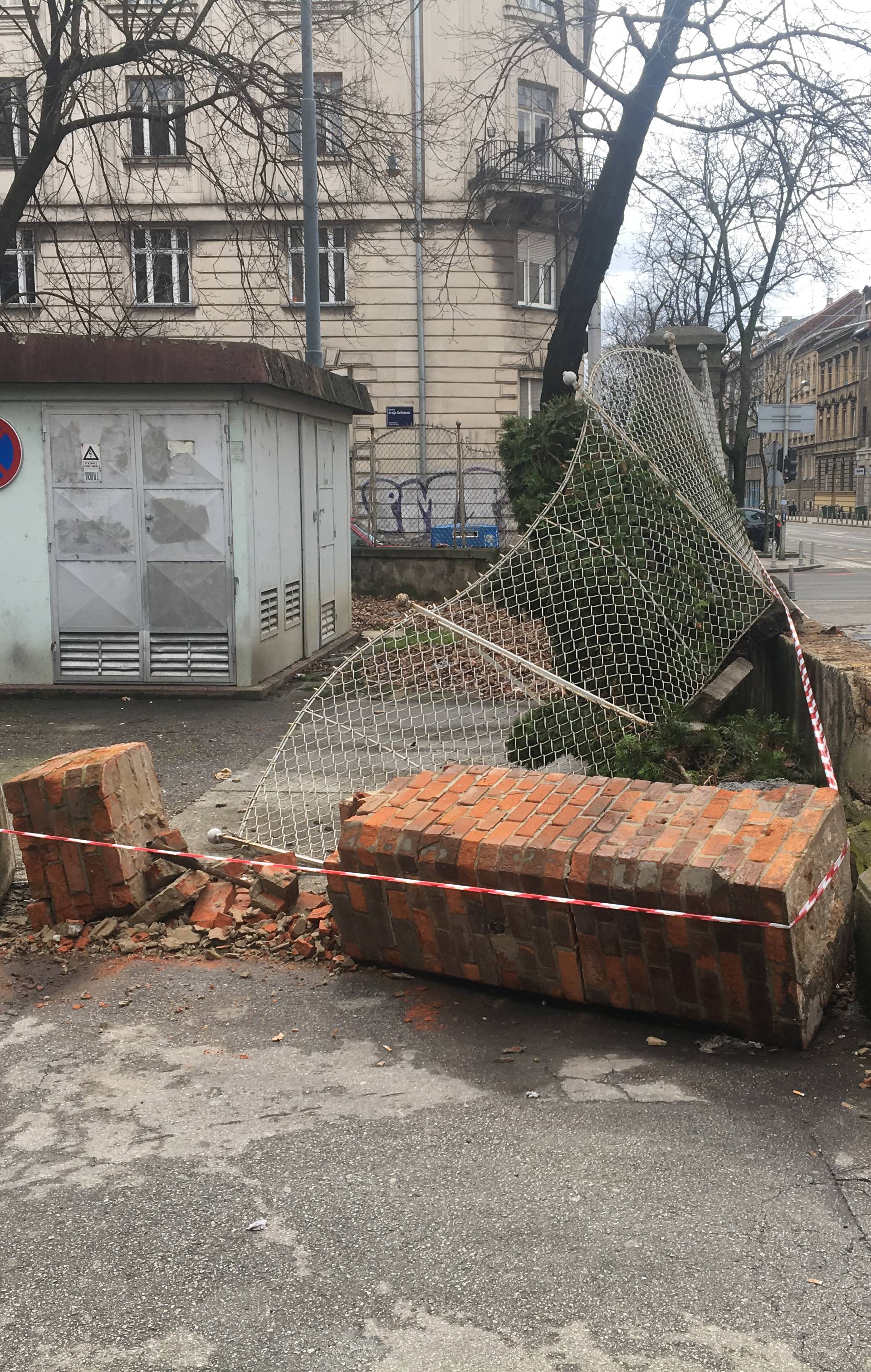 Zagreb: Ispred parkinga je zapeo za lanac i srušio je zid