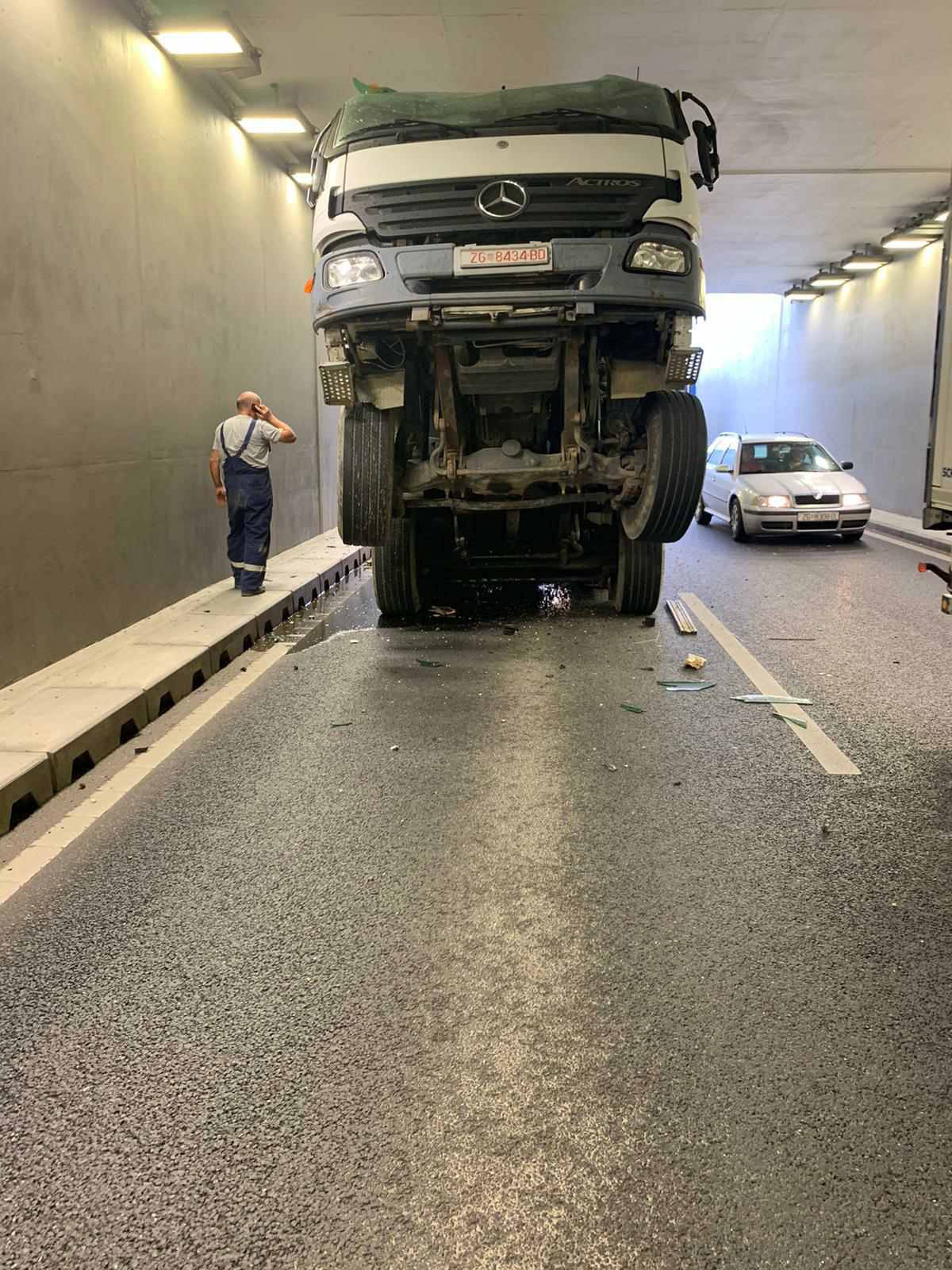 Nova cesta, niski strop: Zapeo je u podvožnjaku Radničke...