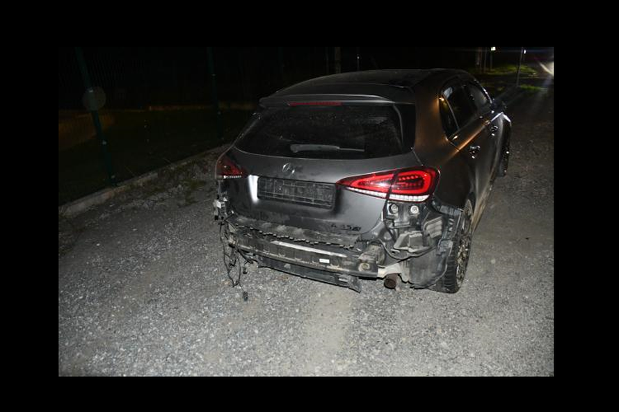 FOTO Pijan izletio kraj Zeline pa rušio sve pred sobom: Pokosio stupove i znakove Mercedesom