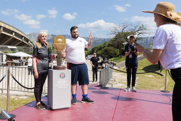 Split: Navijači Hajduka fotografiraju se s peharom Rabuzinovo sunce