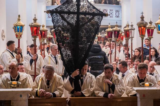 Jelsa: Ispraćaj jelšanskog križa i početak procesije "Za križen"