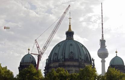 Berlinska katedrala dobila novi zlatni križ na kupoli