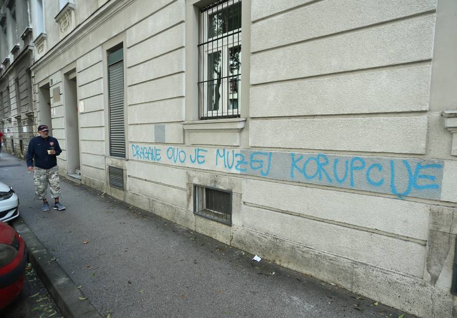 Na pročelju zgrade u Slovenskoj ulici osvanuo grafit "Dragane ovo je muzej korupcije"