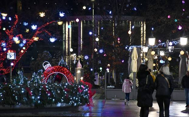 FOTO Zagreb, Split, Osijek, Sl. Brod, Vodice i ostali. Pogledajte adventsku čaroliju, ali i gužvu!