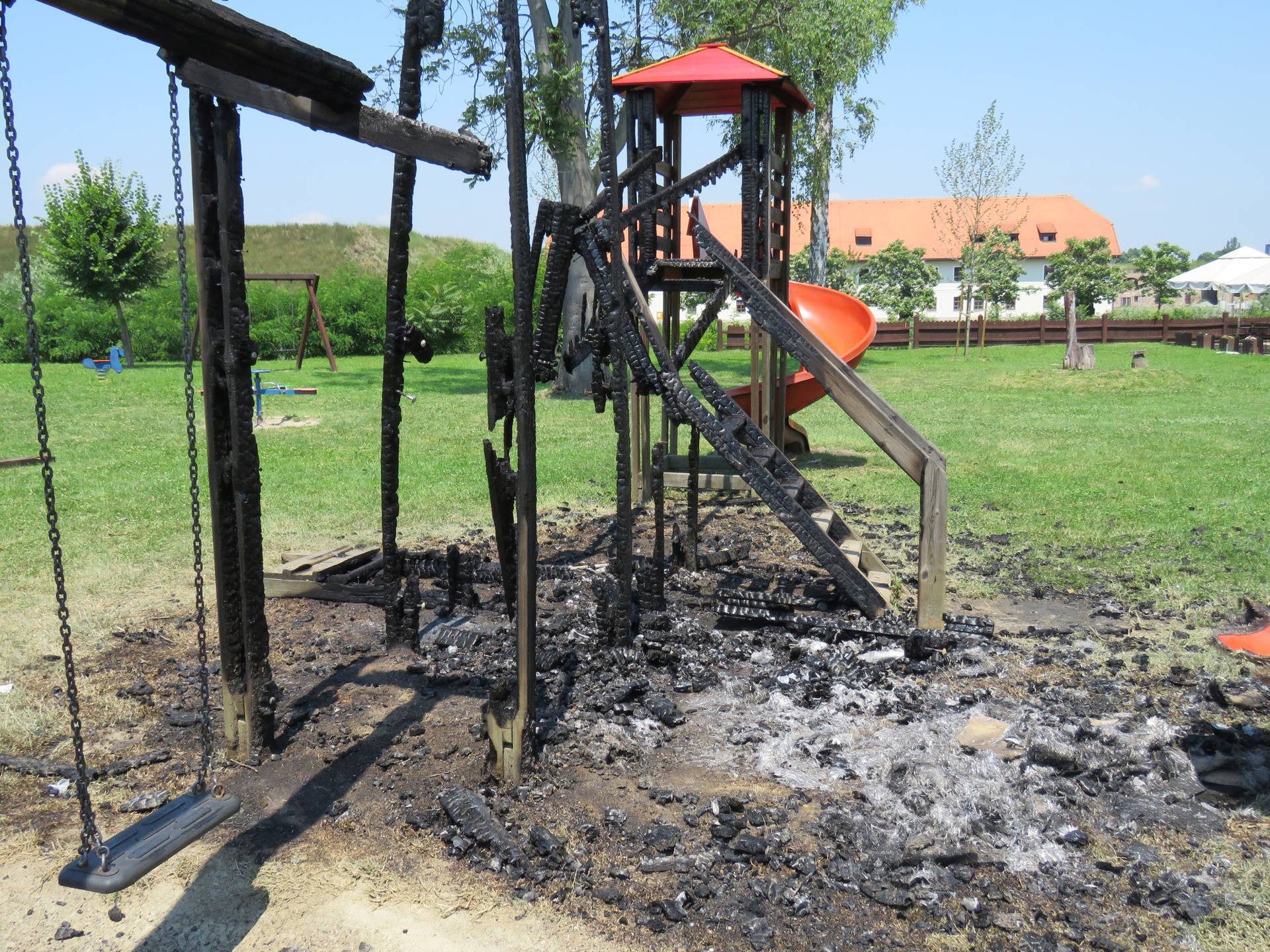 Sramota u Slavonskom Brodu: Zapalili su dječje igralište