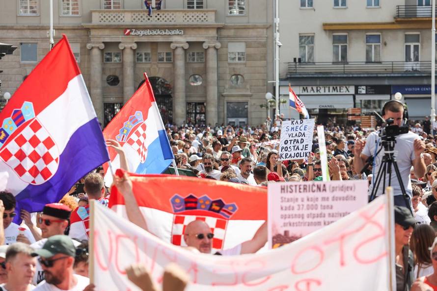 Glavni trg u Zagrebu prepun prosvjednika zbog opasnog otpada u Lici
