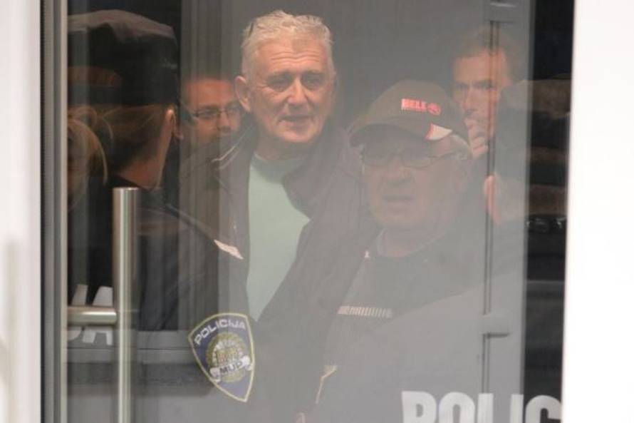 Prosvjednici bacali kamenje na zgradu općine, stigla je i hitna