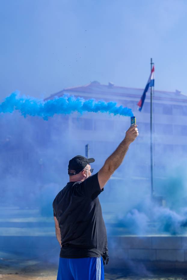 Senj: Navijači Dinama "obojili" rivu u plavo