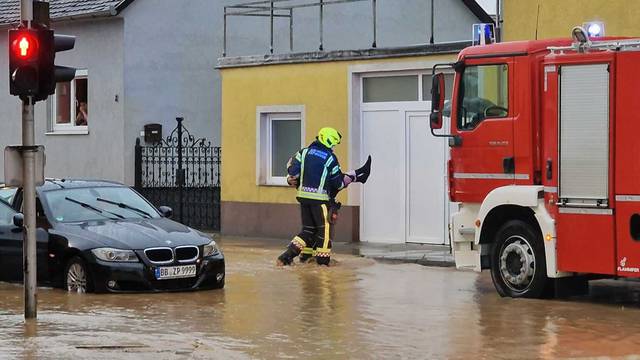FOTO Požeški vatrogasci spasili su staricu iz automobila u vodi