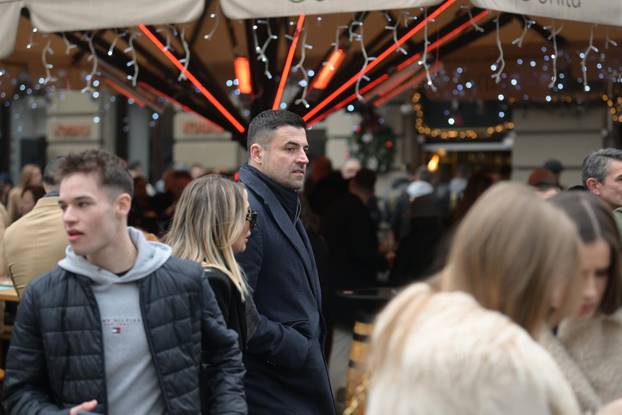 Zagreb: Poznati provode Badnjak u centru grada uz piće, šetnju i druženje