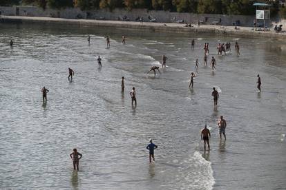 Početak studenog namamio kupače na splitske Bačvice