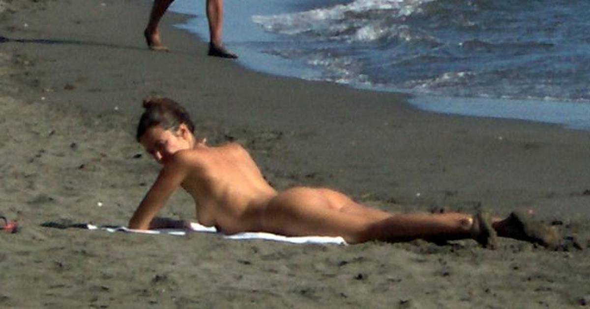 Katarina Radivojević na crnogorskoj plaži uživa potpuno gola. 