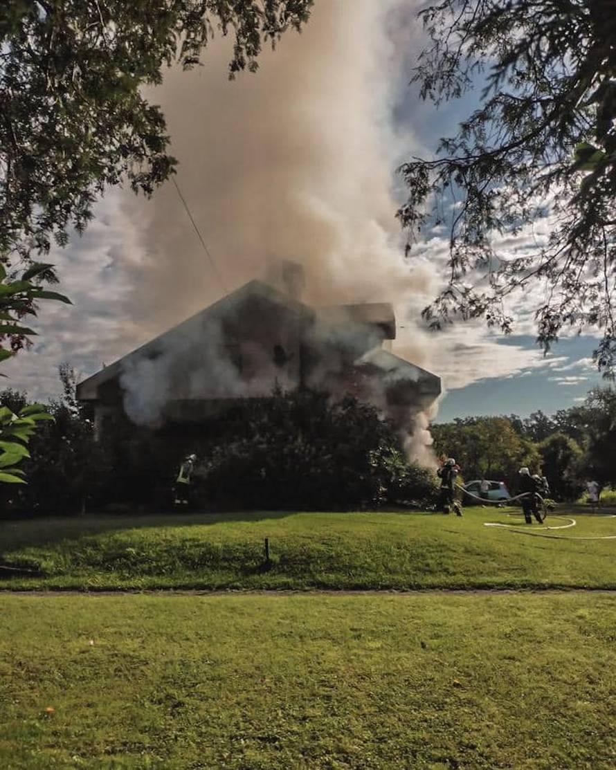 FOTO U Jastrebarskom izgorjela obiteljska kuća: Zapalio se laptop, nastala ogromna šteta