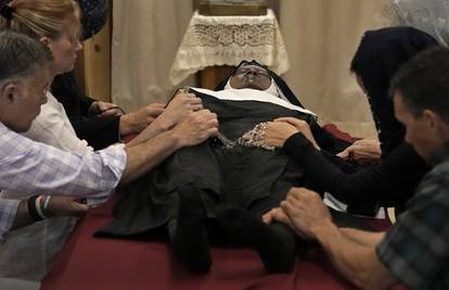 Tisuće katolika pohrlilo gledati mrtvo tijelo časne sestre: Nakon 4 godine nije se nimalo raspalo