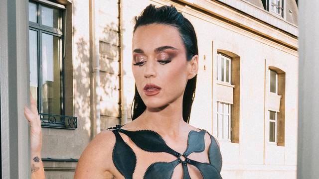 Katy Perry na meti kritika zbog modne kombinacije s rupicama: 'Grozno! Vidi se apsolutno sve'