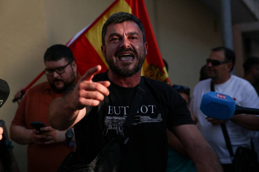 Anti-migrant unrest following attack on elderly man by unknown assailants, in Torre Pacheco