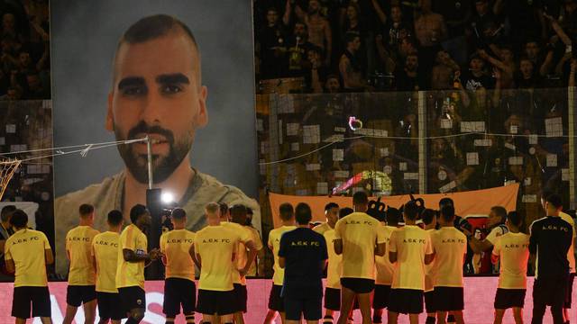 Atena: Igrači AEKa uoči utakmice odali počast ubijenom navijaču