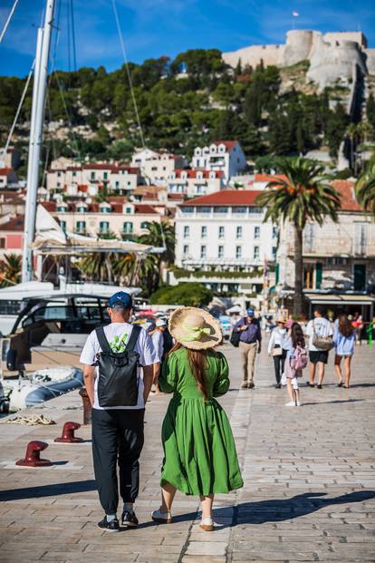 FOTO Turisti uživaju na Hvaru: Ljeto se tu nije do kraja predalo