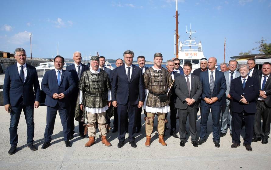 Premijer Plenković na Golom otoku odao počast žrtvama totalitarnih i autoritarnih režima