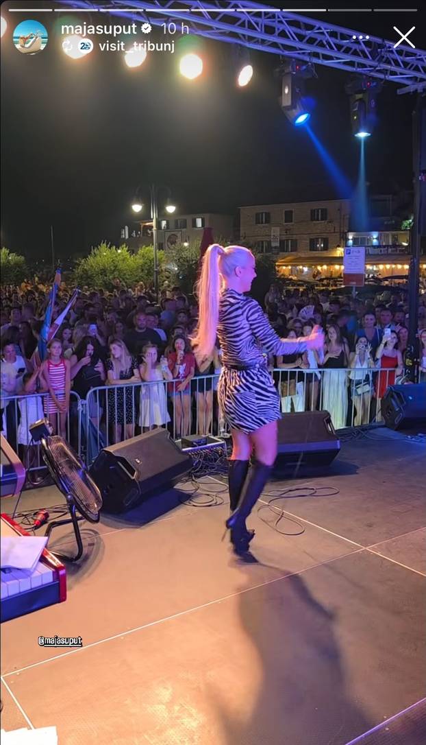 FOTO 'Zebrica' Maja Šuput u vrtoglavim čizmama i minici nastupala na utrci magaraca