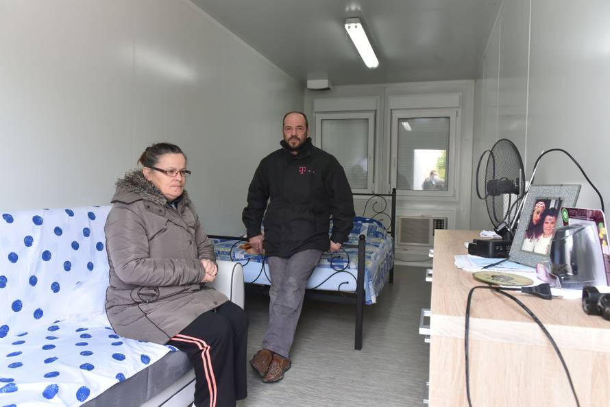 Potres im uzeo dom: S trojkama u kontejneru čekamo Božić