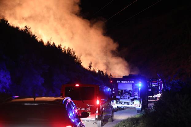 Jak vjetar stvara poteškoće vatrogascima na požarištima kod Žrnovnice, Srinjina i Sitnog Donjeg