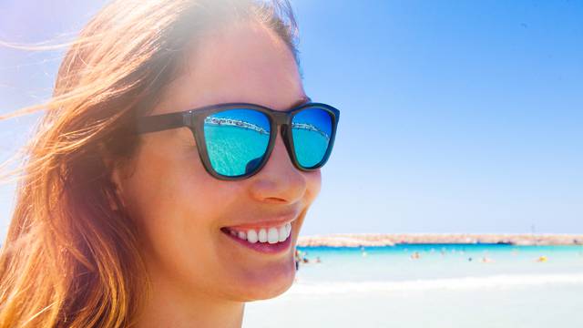 Naučite prepoznati kvalitetne sunčane naočale - od vrste materijala do raznih premaza