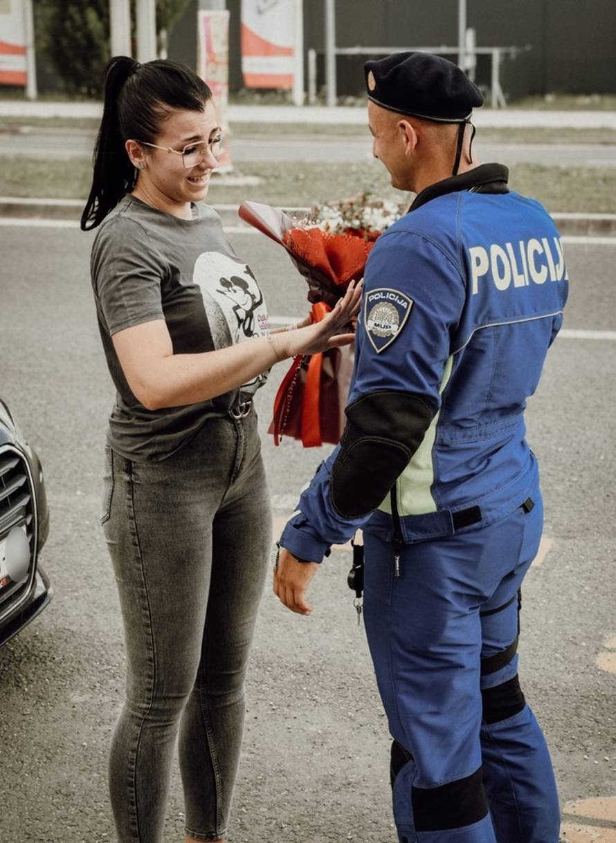 FOTO Policajac Marko zaustavio vozačicu i zaprosio je na istom mjestu gdje su se prvi put sreli!