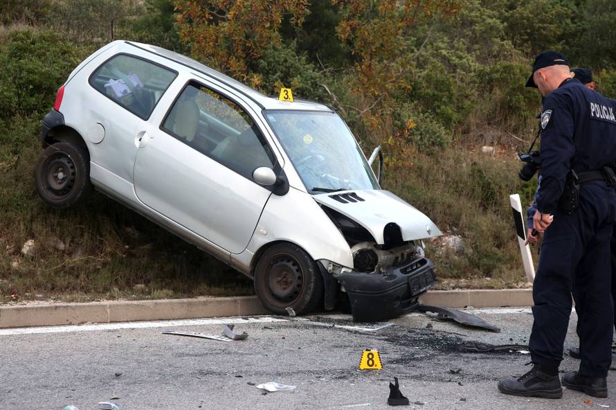 Krš i lom na ulazu u Šibenik: BMW bez pola prednjeg dijela