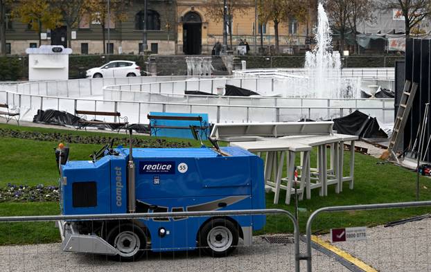 Zagreb: Priprema se ledeni park na Zrinjevcu i postavljaju se adventske kućice