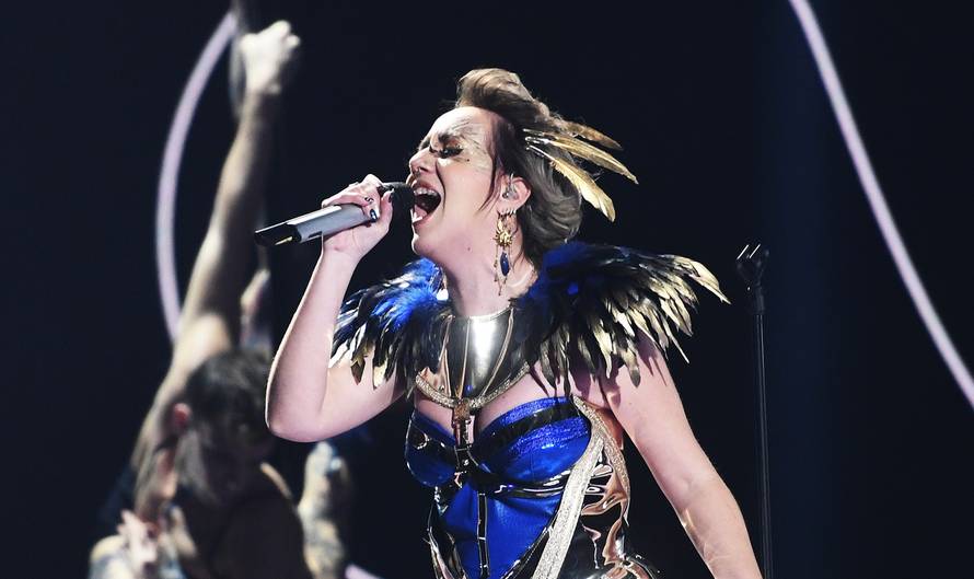 Kraljić pozirala gola, prozirna tkanina skrivala joj je atribute