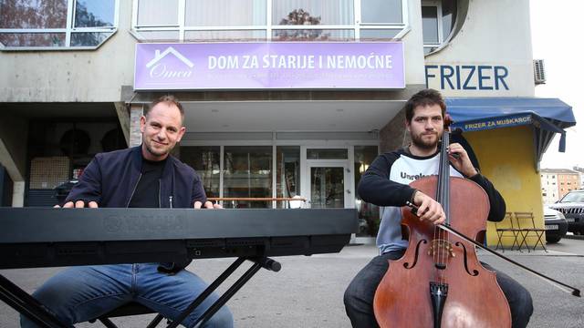 Braća sviraju pred staračkim domom: 'Želimo učiniti ljude sretnima, to je važna stvar'