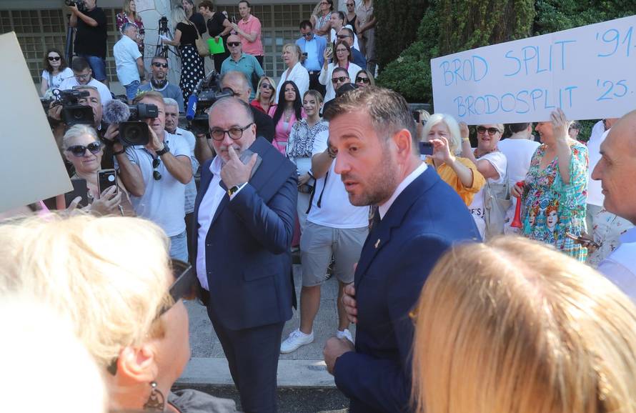 Split: Prosvjed građana protiv dolaska broda Moby Drea s azbestom u Brodosplit