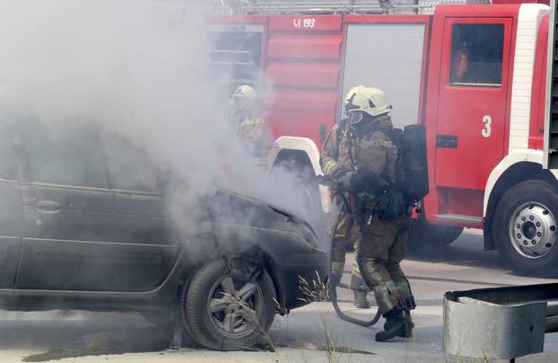 Split: Na ulazu u benzinsku postaju zapalio se osobni automobil