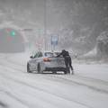 Oprez! Što nikako ne bi trebali raditi u vožnji po snijegu i ledu