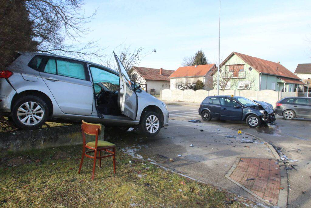 VIDEO Krš i lom u Koprivnici: Jedan auto završio u dvorištu, drugom smrskan prednji kraj