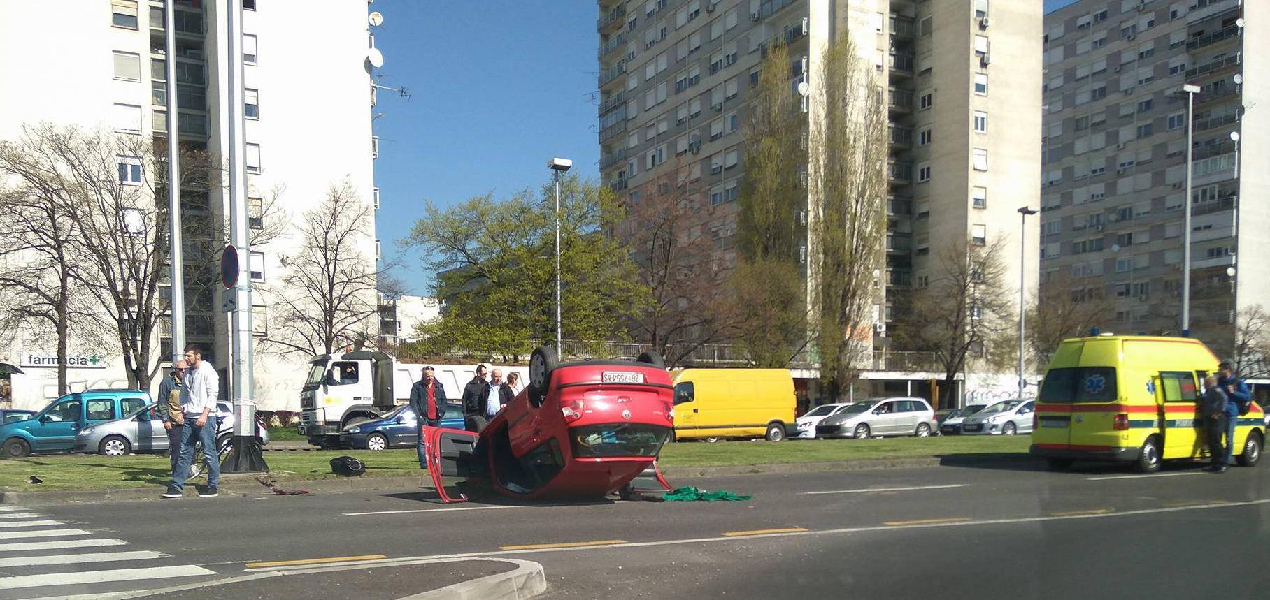 Auto se u sudaru prevrnuo na krov, jedna osoba je ozlijeđena