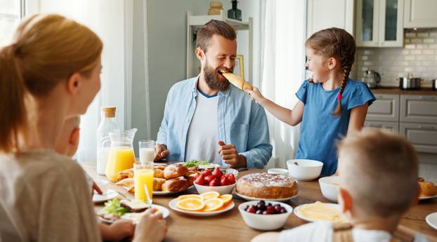 Family,Mother,Father,And,Children,Have,Breakfast,In,The,Kitchen