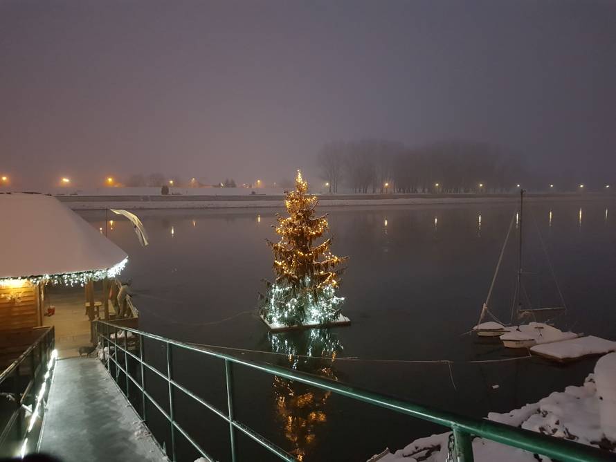Advent u Slavoniji i Baranji: Bal lipicanaca, virtualne igre...