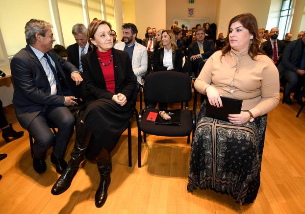 Zagreb: UruÄeni ugovori za razvoj otoka Äija je ukupna vrijednost preko 17 milijuna kuna