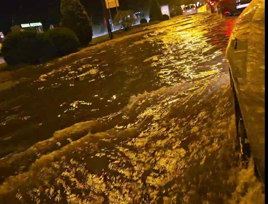 VIDEO Pogledajte oluju u Splitu:  Vjetar čupao stabla, neka pala na aute. Ulice bile  poplavljene!