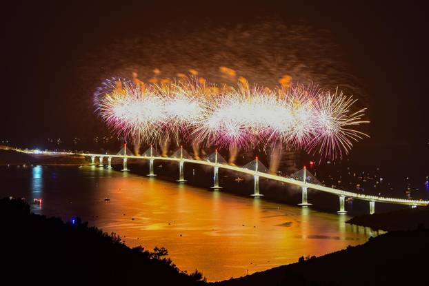 Vatromet nakon svečanosti otvorenja Pelješkog mosta