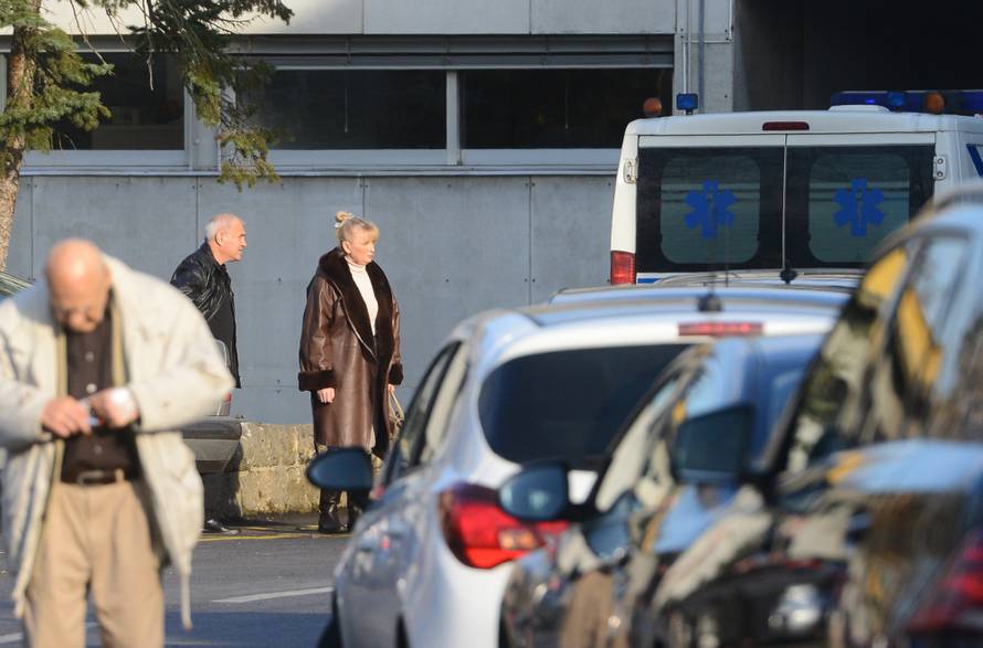 U pratnji pomoćnika: Supruga Vesna posjetila Milana u bolnici