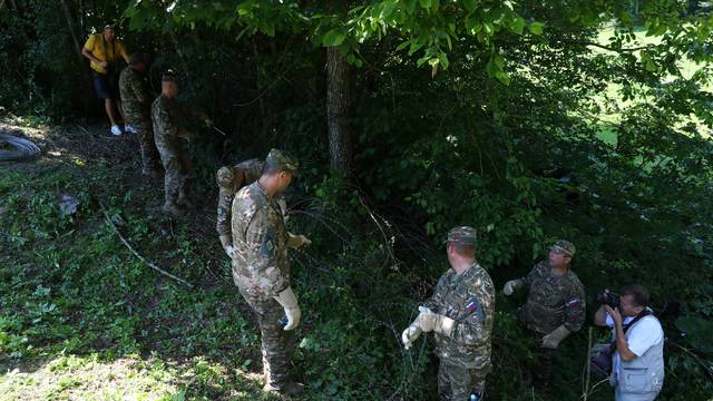 Slovenska vojska uklanja žilet žicu na graničnom prijelazu Vivodina - Krmačina