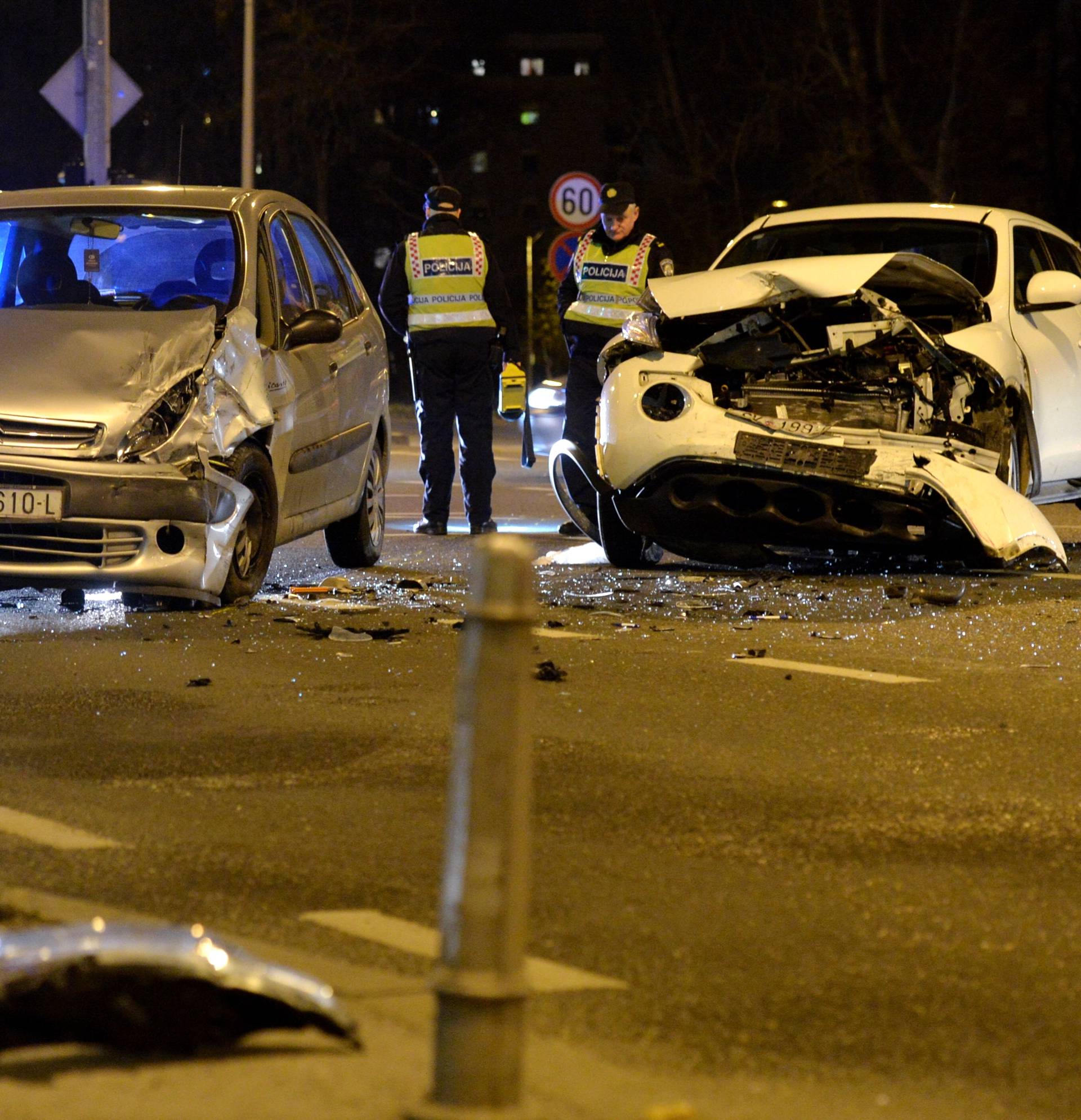 Jedna osoba ozlijeđena: Sudar 2 auta na križanju u Zagrebu