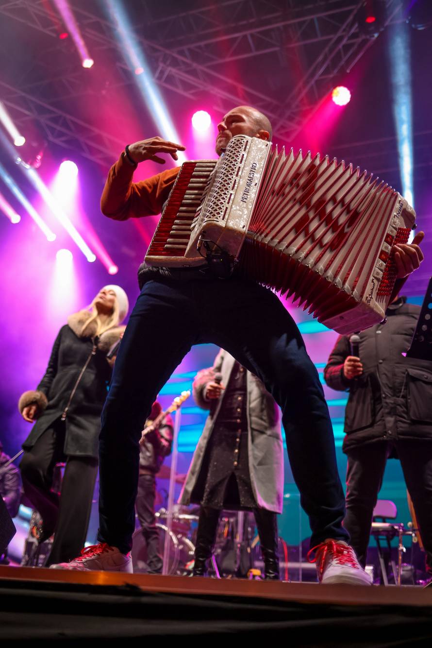 Za njega kažu da je najzgodniji harmonikaš regije: Svirao Luki Modriću, nastupao s Brenom...