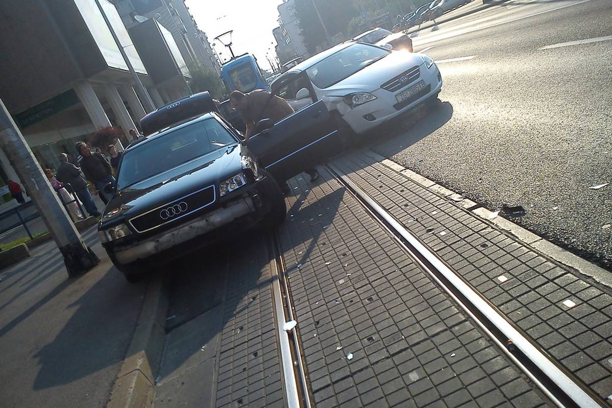 Kia Ceedom udarila je u Audi A8 koji joj je oduzeo prednost