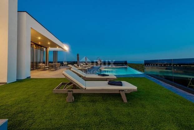 Pogodite koliko košta: Dvojna vila u blizini Novalje ima bazene, roštilj i teniski teren...