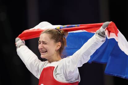 Lena je osvojila broncu, skočila u zagrljaj treneru i slomila se! Pratile su je i trofejne sestre...