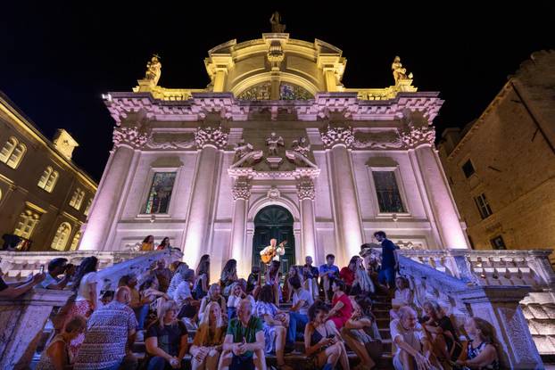 Dubrovnik: Ibrica Jusić na skalinima svetog Vlaha